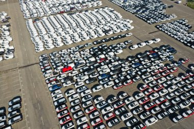Odessa, Ukrayna - 11 Ağustos 2021: İHA 'dan otomobil gümrük terminaline hava görüntüsü. Gümrük terminalinde çok sayıda araba sevkiyatı bekliyor. Arabalar için gümrük platformu.