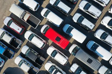 İHA 'dan otomobil gümrük terminaline hava görüntüsü. Gümrük terminalinde çok sayıda araba sevkiyatı bekliyor. Arabalar için gümrük platformu.