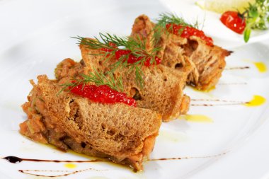 ekmek ve kırmızı havyar ile Somon çanak. arka plan bulanık. 