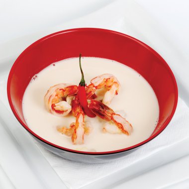 Baharatlı karides kırmızı bir fincan süt çorbası 