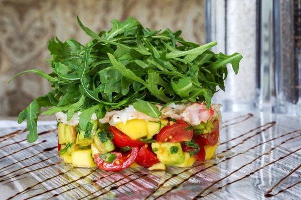 Fresh tomato and avocado with aromatic herbs — Stock Photo, Image