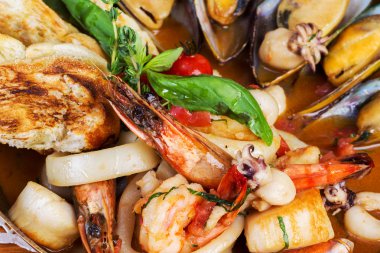 Otantik deniz kokteyl, kalamar, midye, karides. Arka plan olarak bir restoran, bar, kafe veya herhangi bir sanat projesi menüsü için.