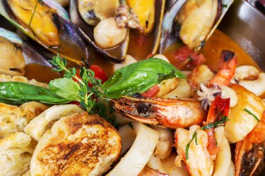 Otantik deniz kokteyl, kalamar, midye, karides. Arka plan olarak bir restoran, bar, kafe veya herhangi bir sanat projesi menüsü için.