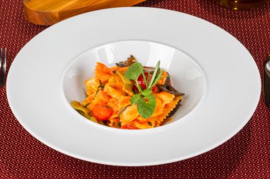 tatlı, sulu makarna ve domates sosu 