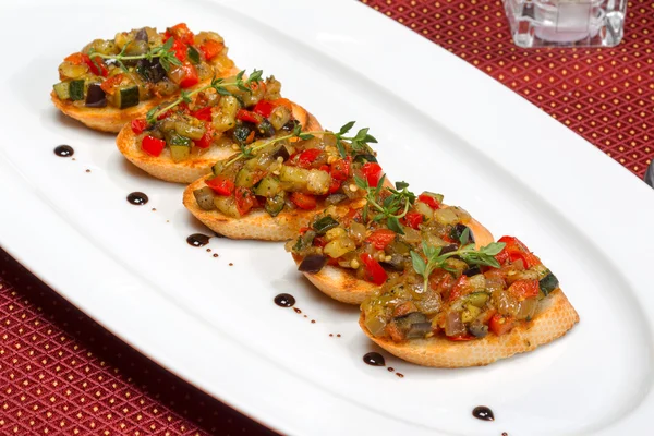 Bruschetta (Italian Toasted Garlic Bread) with stewed vegetables — Stock Photo, Image