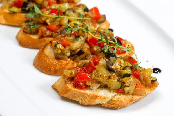 Bruschetta (pão de alho torrado italiano) com legumes cozidos — Fotografia de Stock