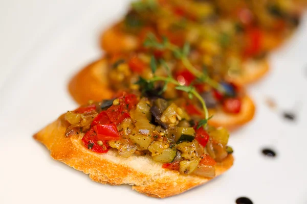 Bruschetta (pão de alho torrado italiano) com legumes cozidos — Fotografia de Stock