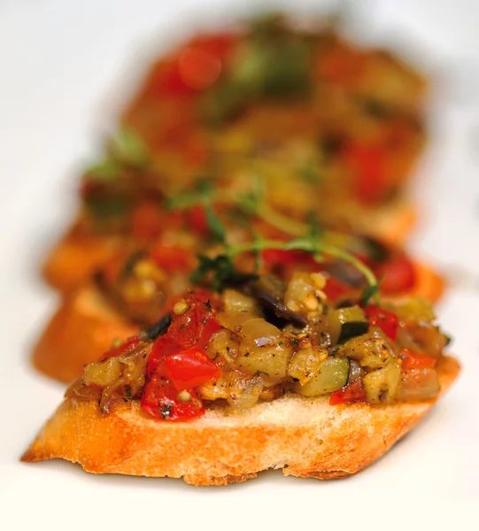 Bruschetta (Italian Toasted Garlic Bread) with stewed vegetables — Stock Photo, Image