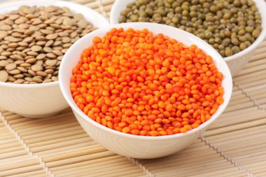 tahta kaşıklar üzerinde çul içinde kırmızı ve yeşil mercimek 