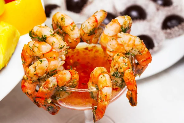 Frischer Bio-Shrimp-Cocktail mit roter Sauce — Stockfoto