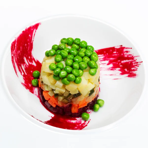 Preparação de salada de beterraba, batatas, ervilhas verdes e escabeches , — Fotografia de Stock