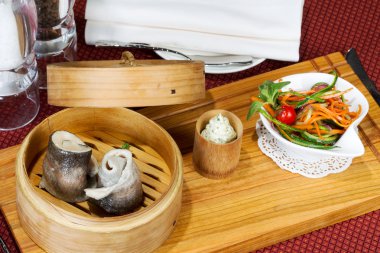 Sofra takımı, ahşap bardak balık buğulama