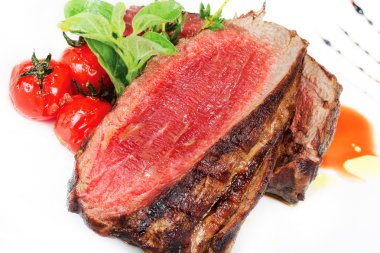 Orta Izgara Barbekü biftek ve lezzetli domates sosu