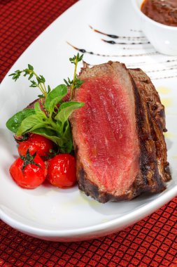 Orta Izgara Barbekü biftek ve lezzetli domates sosu