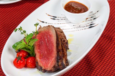 Orta Izgara Barbekü biftek ve lezzetli domates sosu