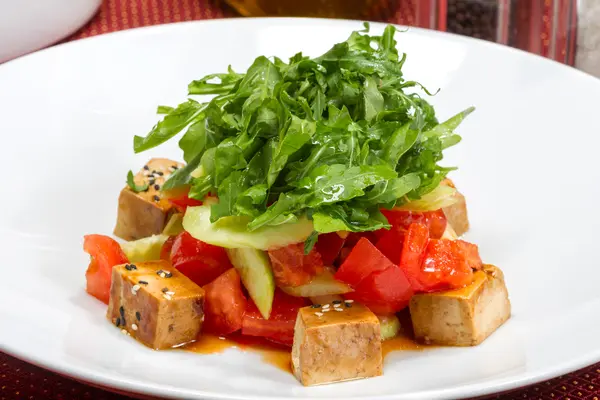 Fresh vitamin salad of feta, tomatoes, arugula leaves and sesame — Stock Photo, Image