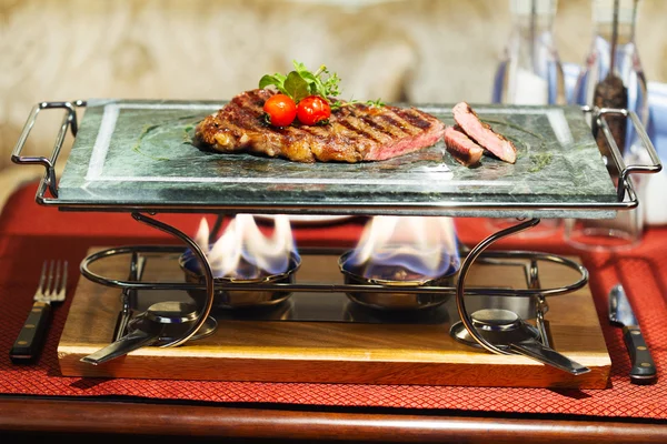 Preparação de carne grelhada com tomates em uma bandeja de mármore — Fotografia de Stock