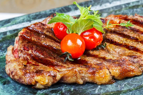 Carne grelhada com tomate — Fotografia de Stock