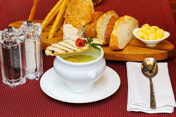 Xícara de sopa cremosa e croutons levemente torrados — Fotografia de Stock