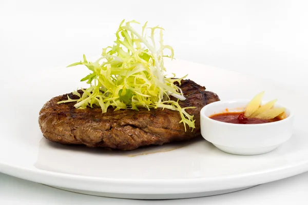 Succulentes portions juteuses épaisses de steak de filet frit, servi esprit — Photo