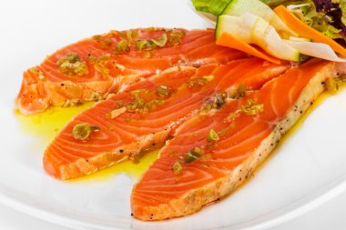 bir restoranda doğranmış sebze ile Somon carpaccio 