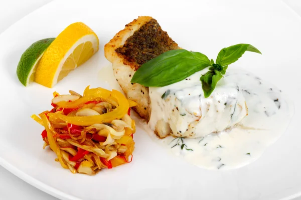 Izgara balık sosu, sebze salatası ve limon ile