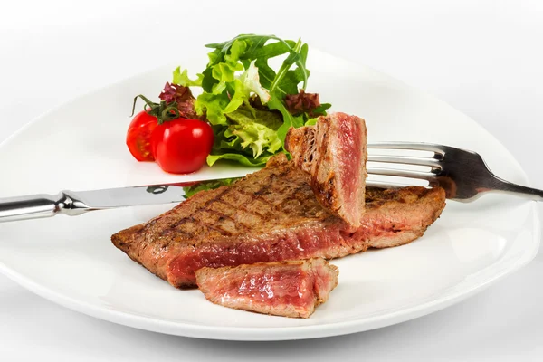 Bife com sangue de carne bovina com tomate, ervas e alface, servi — Fotografia de Stock