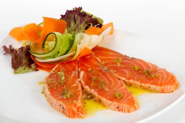 bir restoranda doğranmış sebze ile Somon carpaccio 