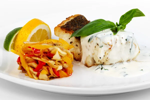 Izgara balık sosu, sebze salatası ve limon ile 