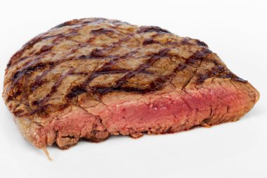 Beyaz bir arka plan, seçici odak kanlı Biftek Beef