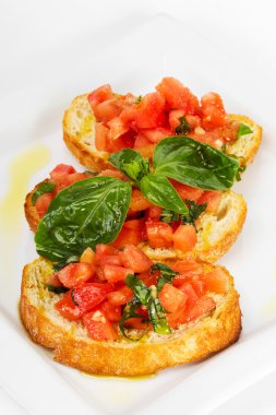 Taze ev yapımı gevrek İtalyan meze tepesinde Bruschetta denilen
