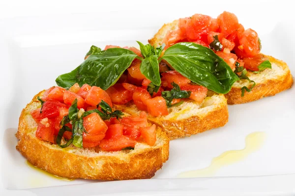 Taze ev yapımı gevrek İtalyan meze tepesinde Bruschetta denilen