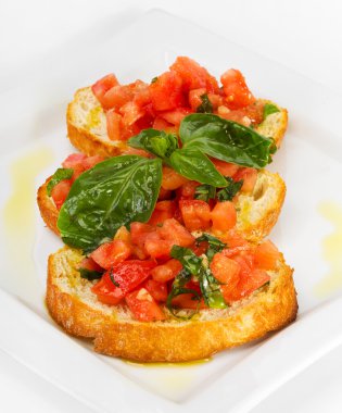 Taze ev yapımı gevrek İtalyan meze tepesinde Bruschetta denilen