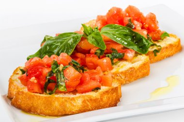 Taze ev yapımı gevrek İtalyan meze tepesinde Bruschetta denilen