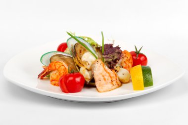 İspanyol parrillada, çeşitli balık ve deniz ürünleri domates ve 