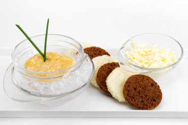 Kızarmış ekmek ve tereyağı toast ile buzda Pike havyar 