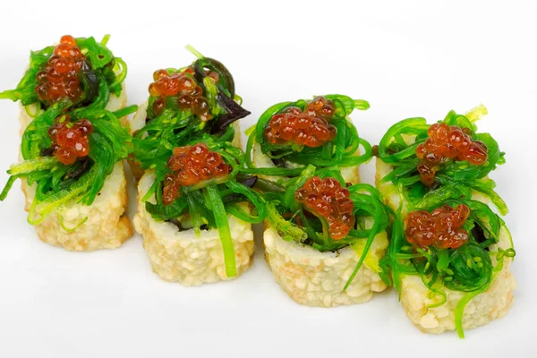 Somon, kırmızı ve siyah havyar ile Maki Sushi. Seçici odak
