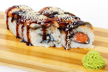 Somon, kırmızı ve siyah havyar ile Maki Sushi. Seçici odak