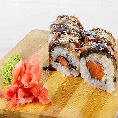 Somon bir ahşap tepsi ile Maki Sushi. Seçici odak