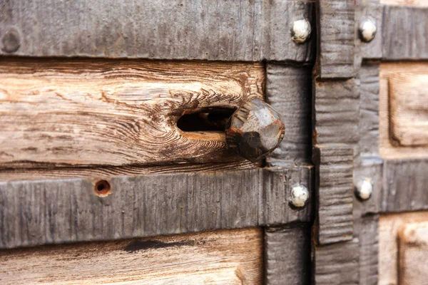 Porta de madeira velha, ferro forjado estilizado medieval, perspectiva borrão — Fotografia de Stock