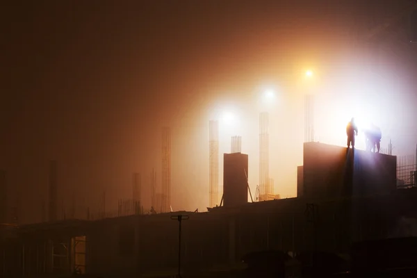 霧の中で夜の工事現場 — ストック写真