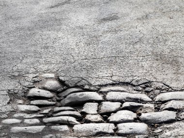 Kırık asfalt olan eski bir yol ve bir vadide c kesme
