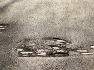 Kırık asfalt olan eski bir yol ve bir vadide c kesme