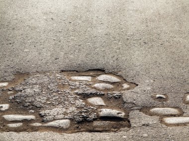 Kırık asfalt olan eski bir yol ve bir vadide c kesme