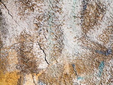 Beton, yıpranmış, yıpranmış, boyalı beyaz. Manzara tarzı. Grung