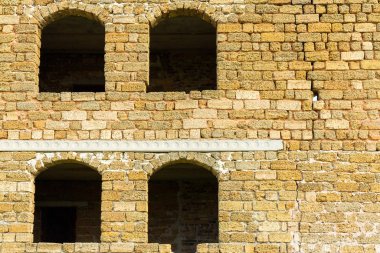 Windows ve bitmemiş terk edilmiş bir evde duvarları