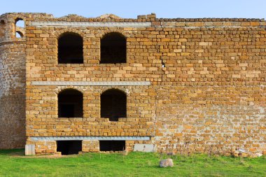 Windows ve bitmemiş terk edilmiş bir evde duvarları