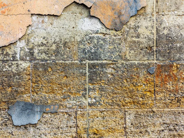 Velho concreto, resistido, paredes desgastadas revestidas com pedra natural. Gr — Fotografia de Stock