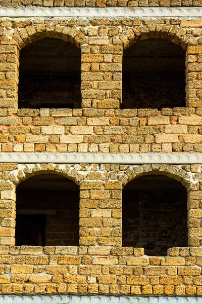 Παράθυρα και τοίχους από ένα ατελές εγκαταλελειμμένο σπίτι — Φωτογραφία Αρχείου