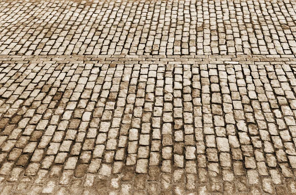 El camino urbano está pavimentado con bloques de piedra, pasarela de adoquines, s — Foto de Stock